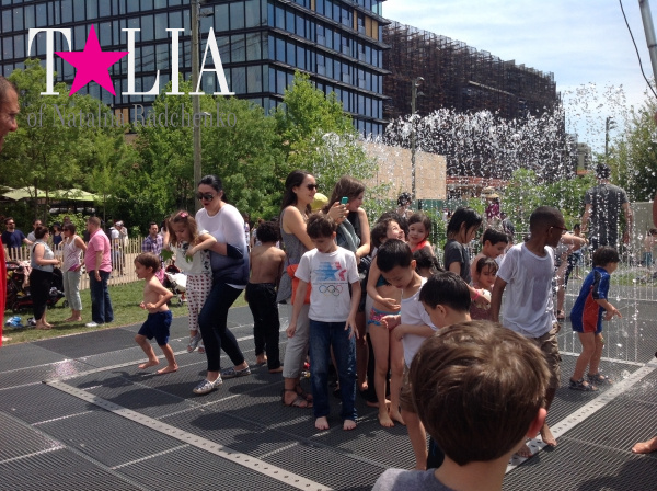 Фонтан для купания в Нью-Йорке ''Art Installation in Brooklyn''